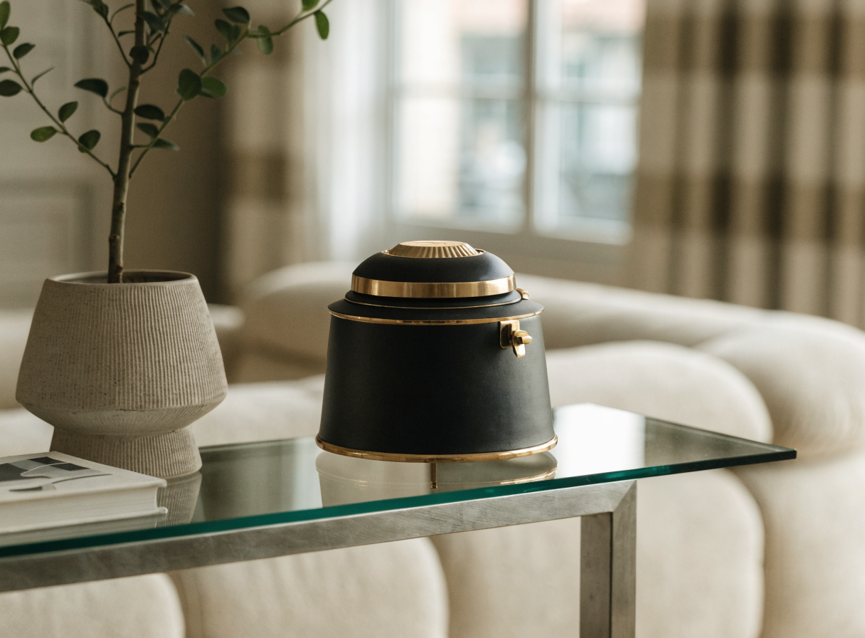 Tirelire noire et dorée sur une console de salon, décoration adulte Image