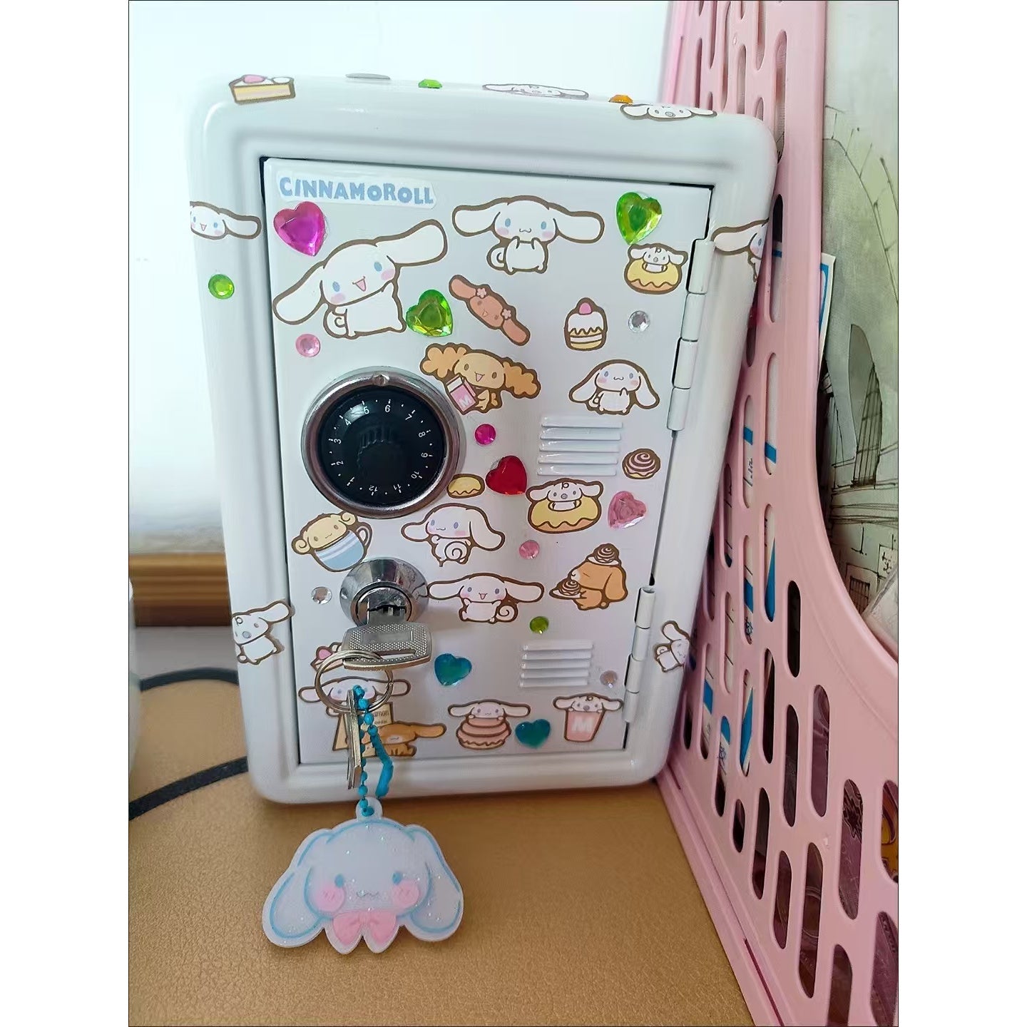 Tirelire Mini Sanrio Verrouillable avec Design Mignon Anime  Tirelire  Pices avec Cl Autocollants et Charm Suspendu Bote  Argent en Mtal pour la Maison conomies Cadeaux dAnniversaireNol