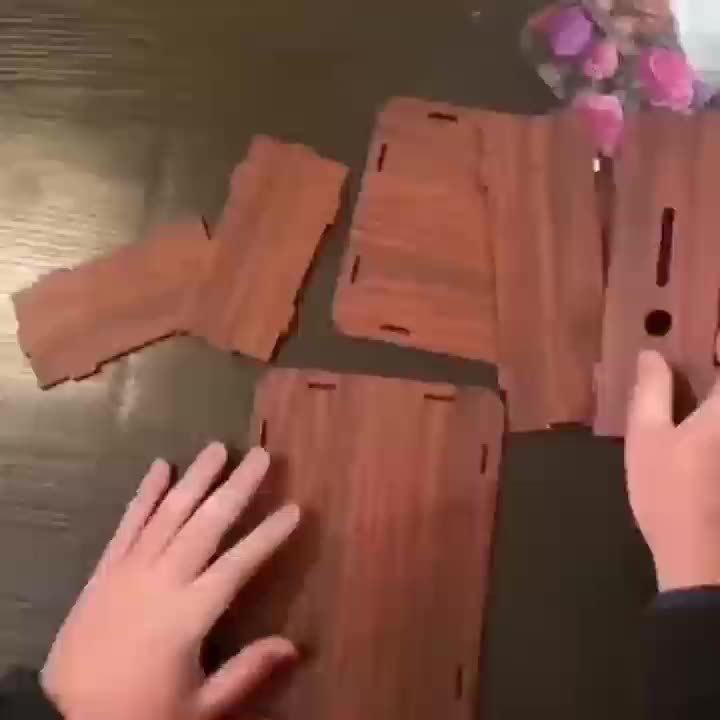 Tirelire en bois 19 cm — coupé orange en bande dessinée