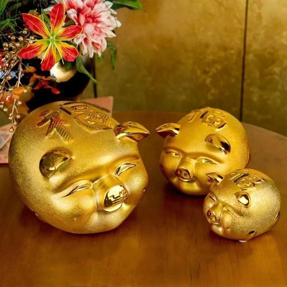 Tirelire cochon couché en or sablé et or poli, six formats