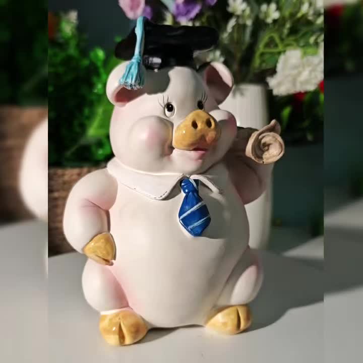 Tirelire cochon diplômé en résine peinte, figurine