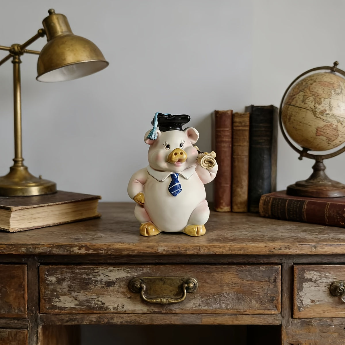 Tirelire cochon diplômé en résine peinte, figurine
