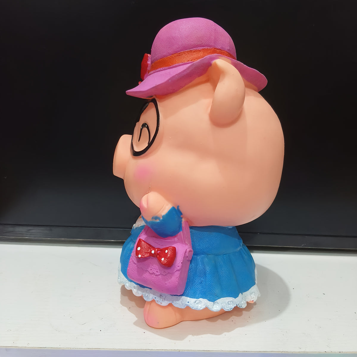 Tirelire cochon en robe bleue et chapeau — Figurine 22 cm