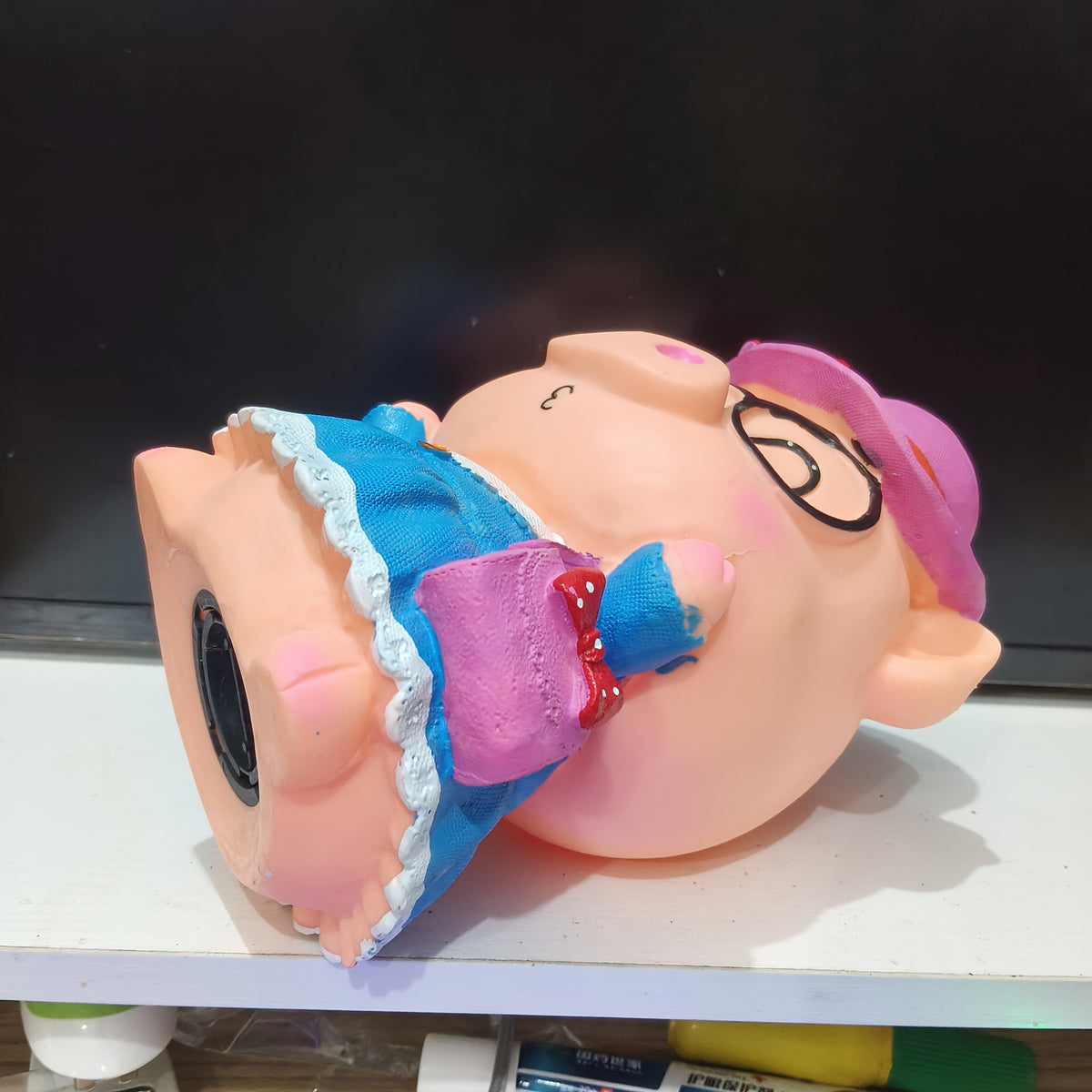 Tirelire cochon en robe bleue et chapeau — Figurine 22 cm