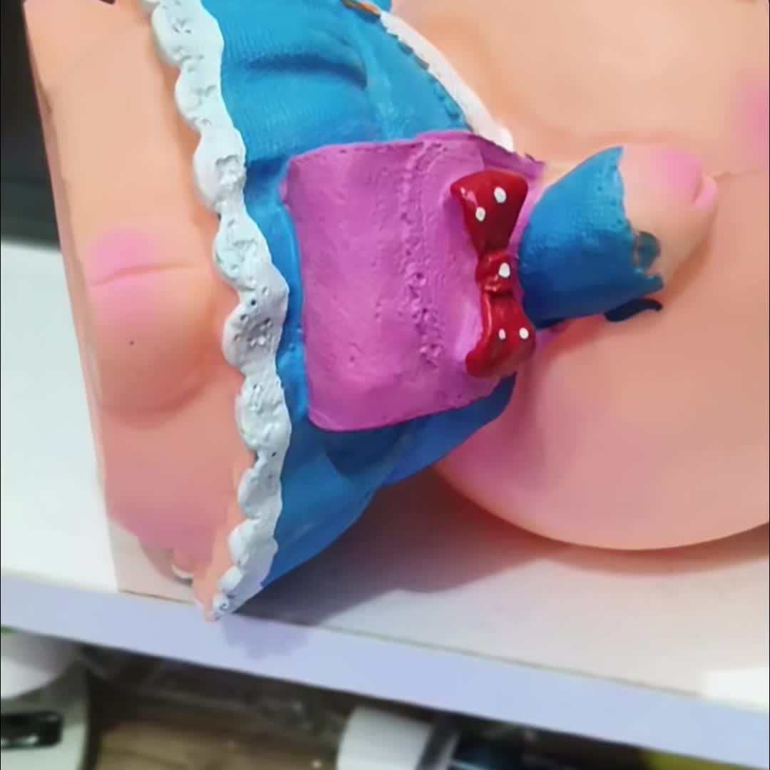 Tirelire cochon en robe bleue et chapeau — Figurine 22 cm