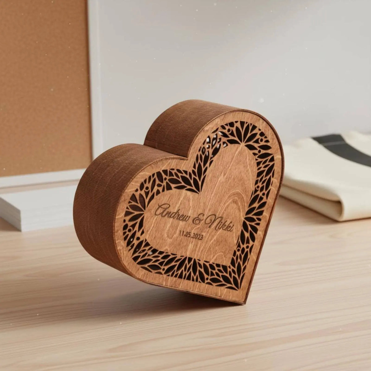Tirelire coffret cœur en bois ajouré au feuillage découpé