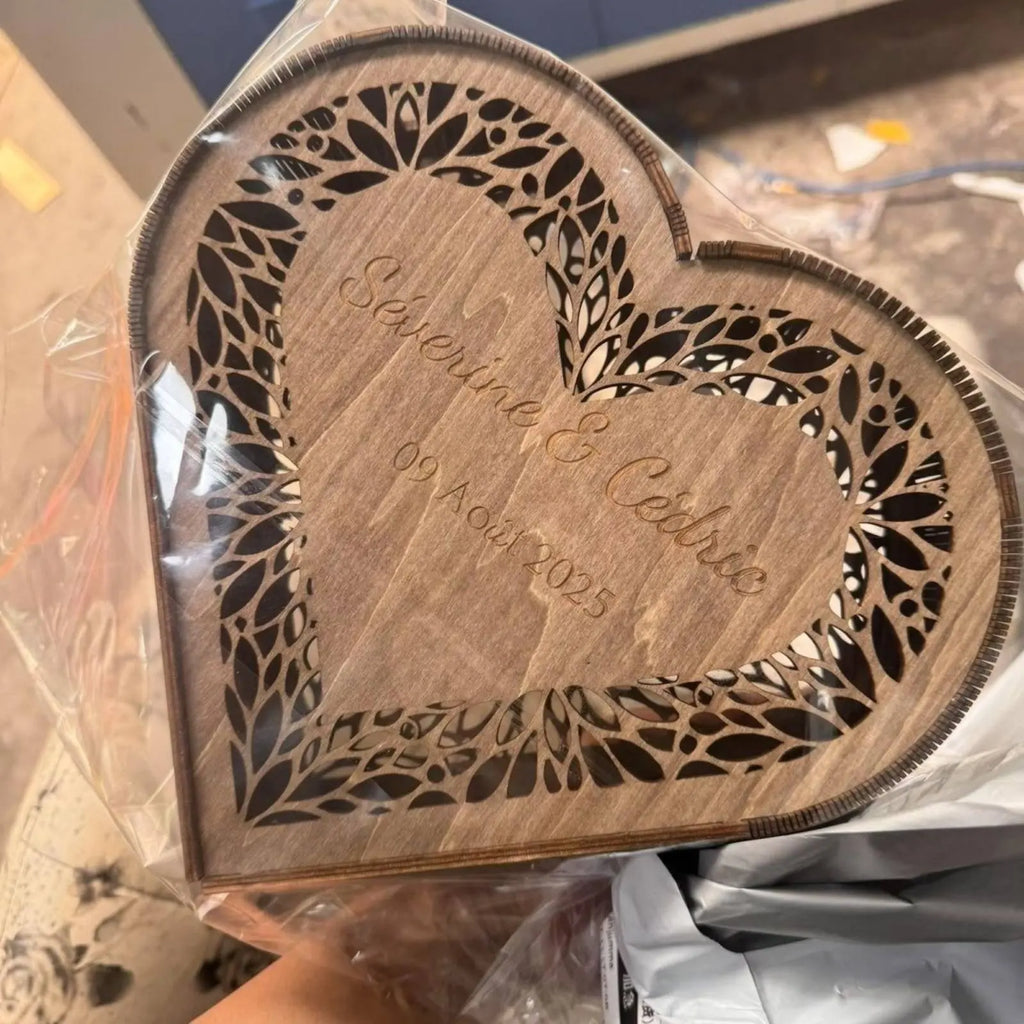Tirelire coffret cœur en bois ajouré au feuillage découpé