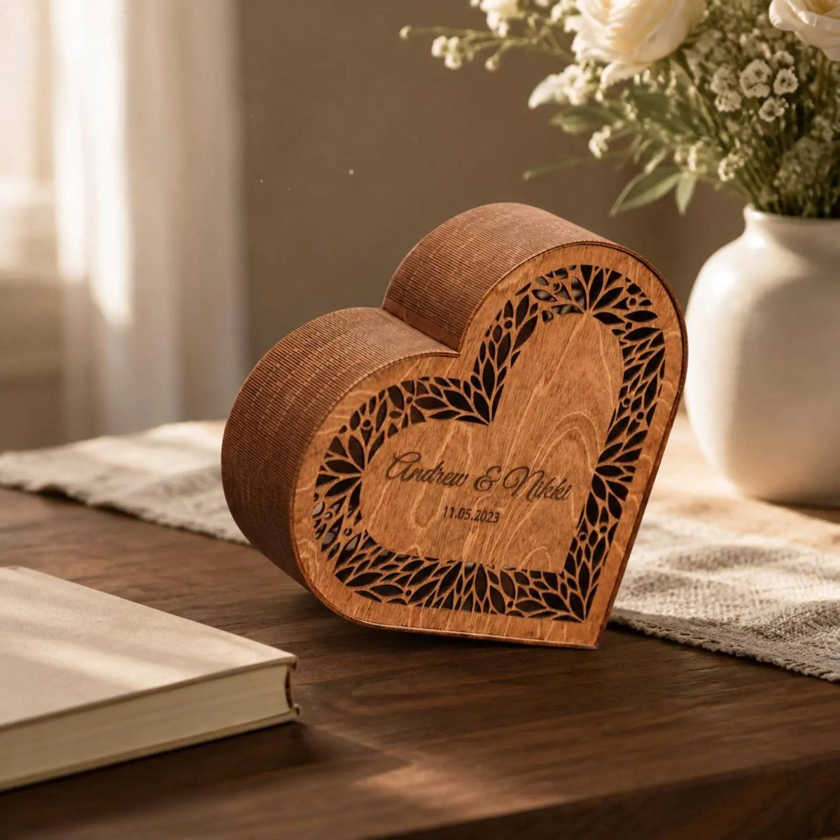 Tirelire coffret cœur en bois ajouré au feuillage découpé