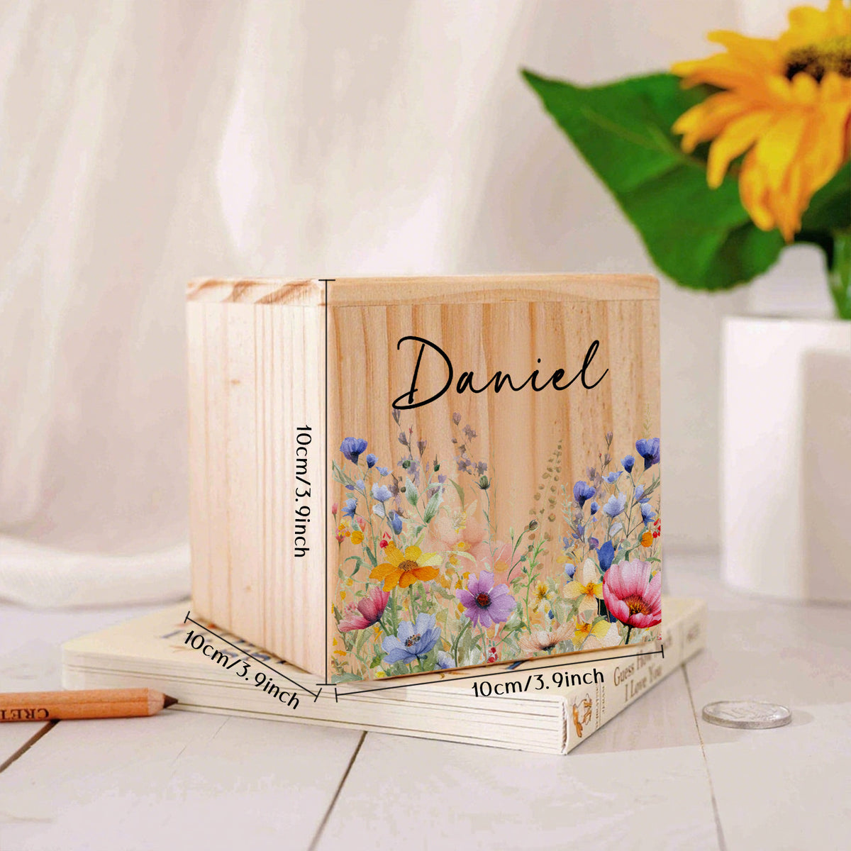 Tirelire cube en bois, champ de fleurs aquarellé sur pin