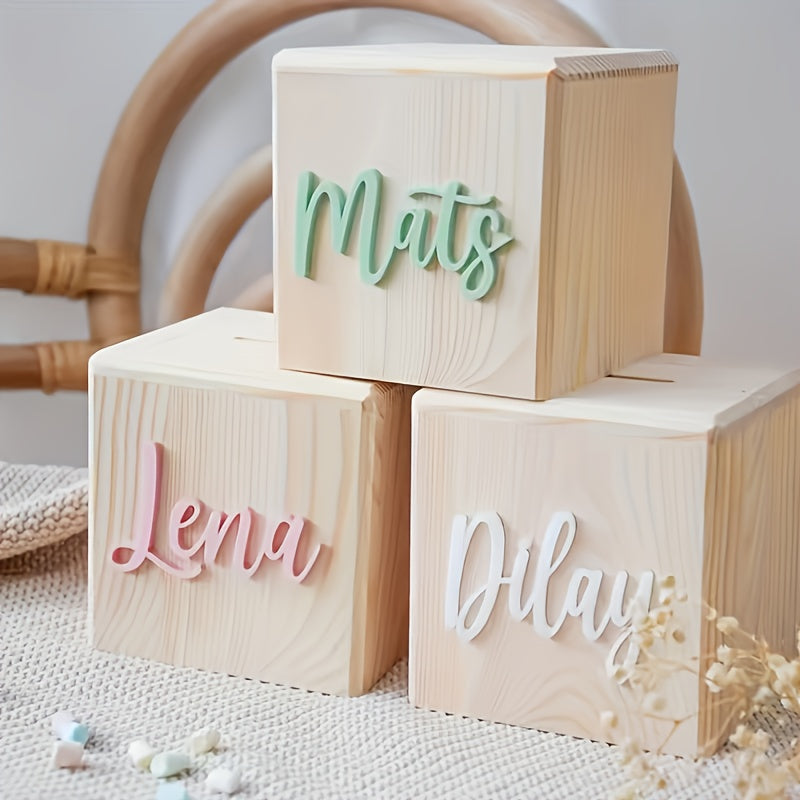 Tirelire cube en pin, lettrage acrylique en relief