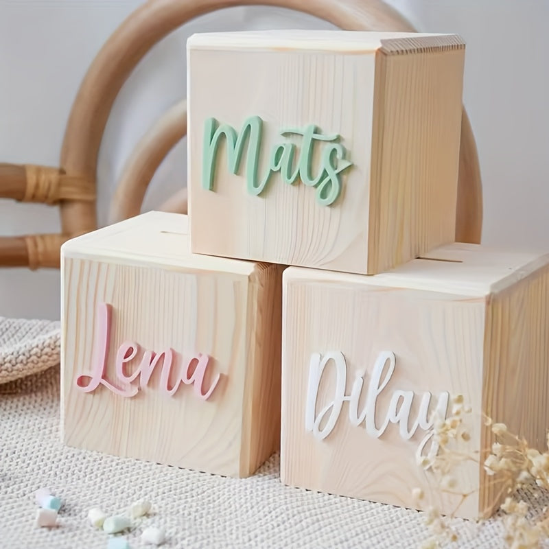 Tirelire cube en pin, lettrage acrylique en relief