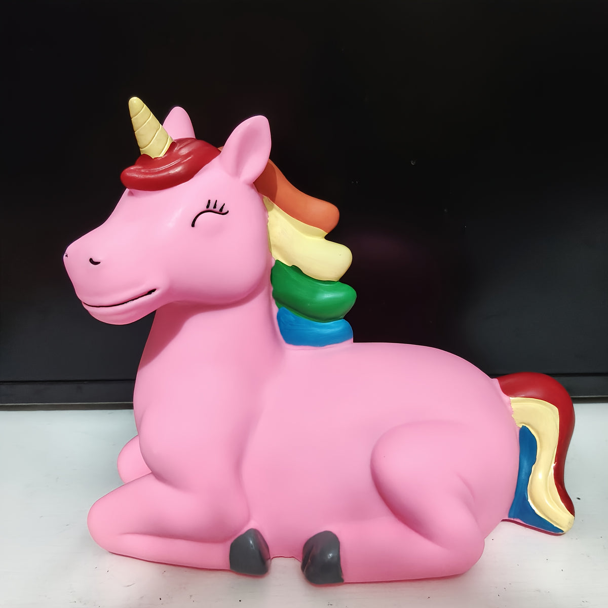 Tirelire licorne arc-en-ciel — Bouchon rotatif sous la base