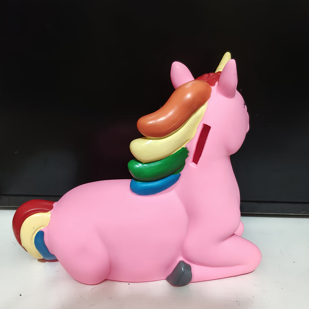 Tirelire licorne arc-en-ciel — Bouchon rotatif sous la base