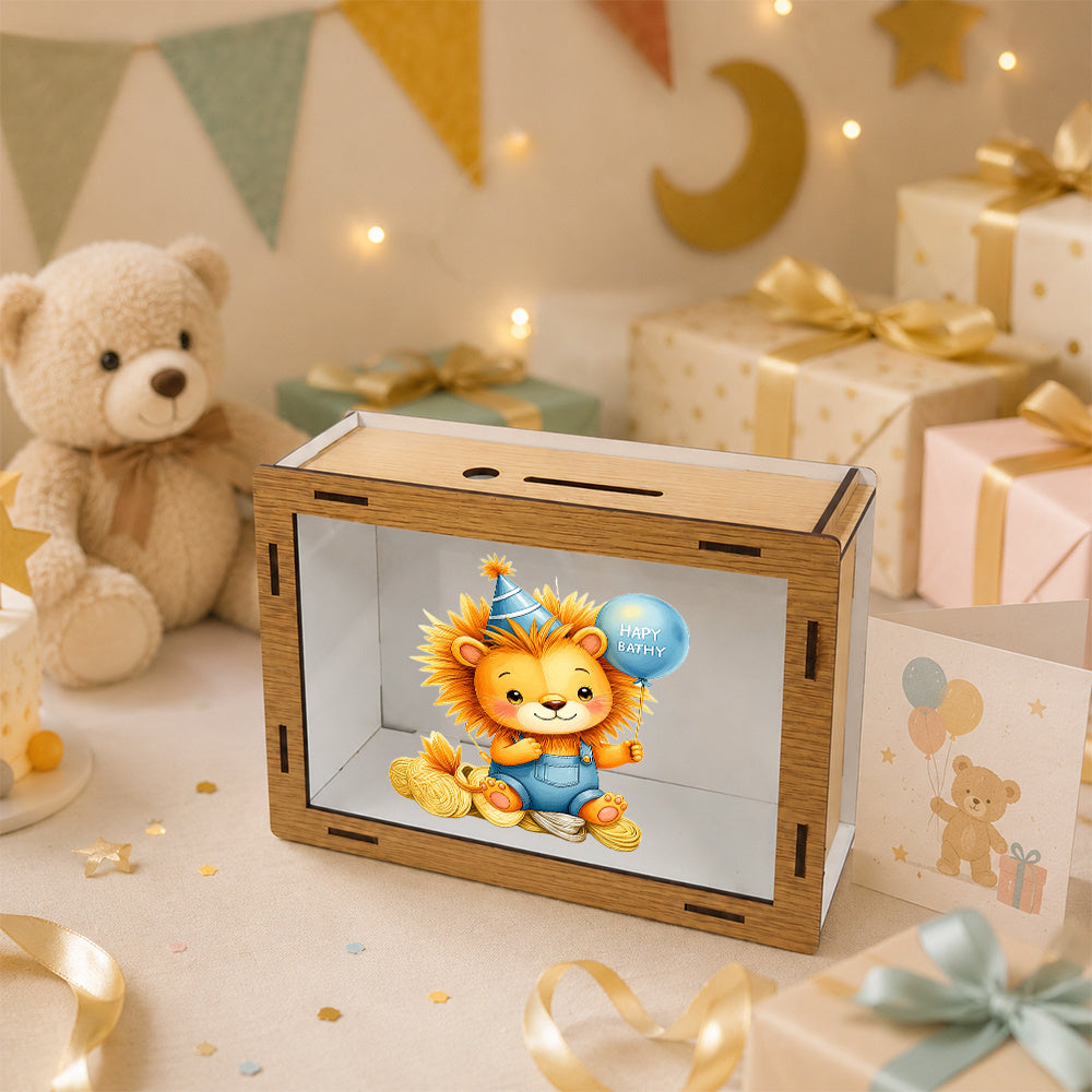 Tirelire lionceau d'anniversaire en bois — vitrine 20 cm