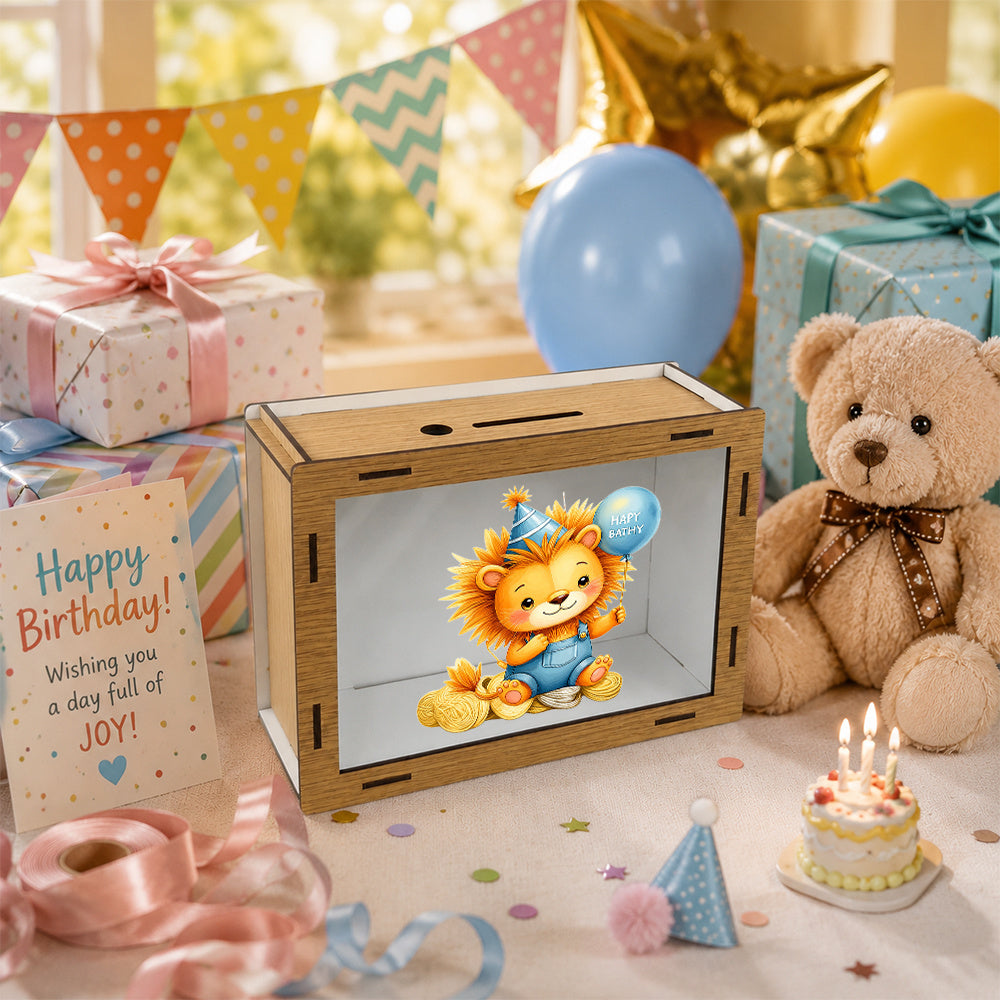 Tirelire lionceau d'anniversaire en bois — vitrine 20 cm