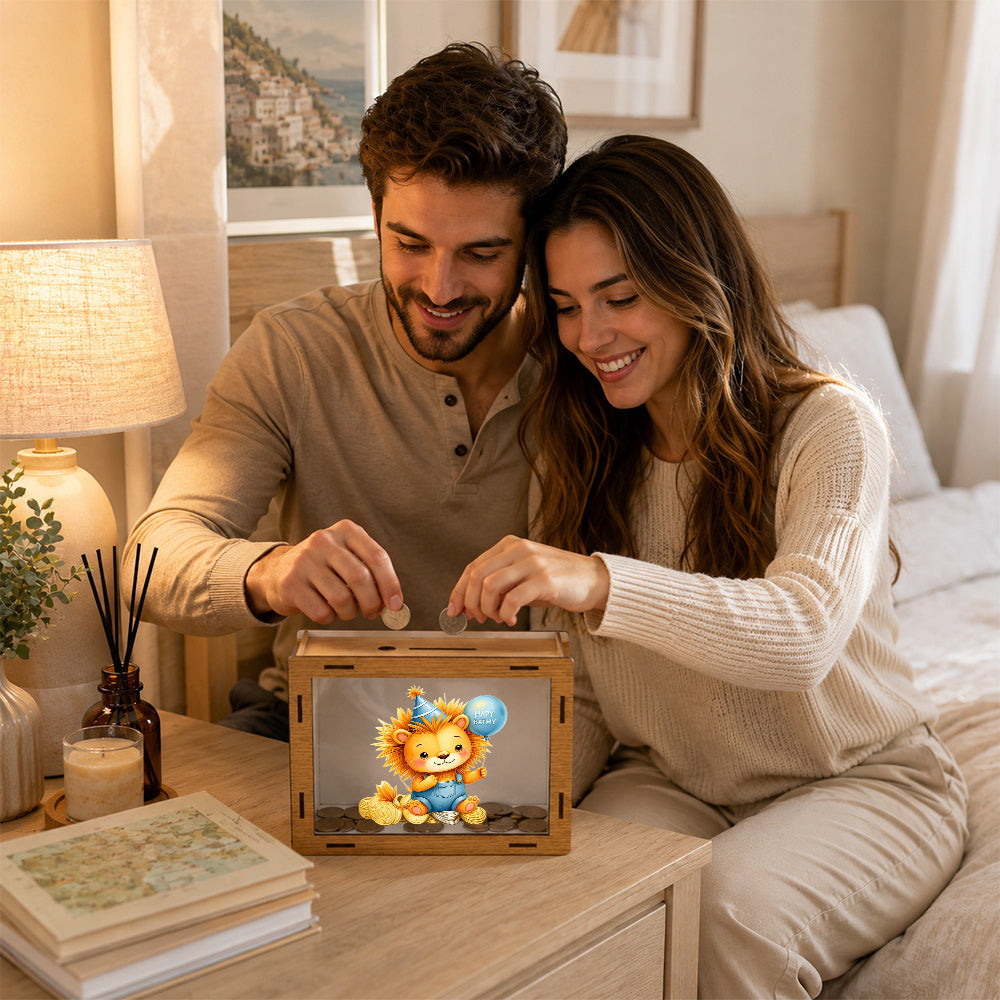 Tirelire lionceau d'anniversaire en bois — vitrine 20 cm