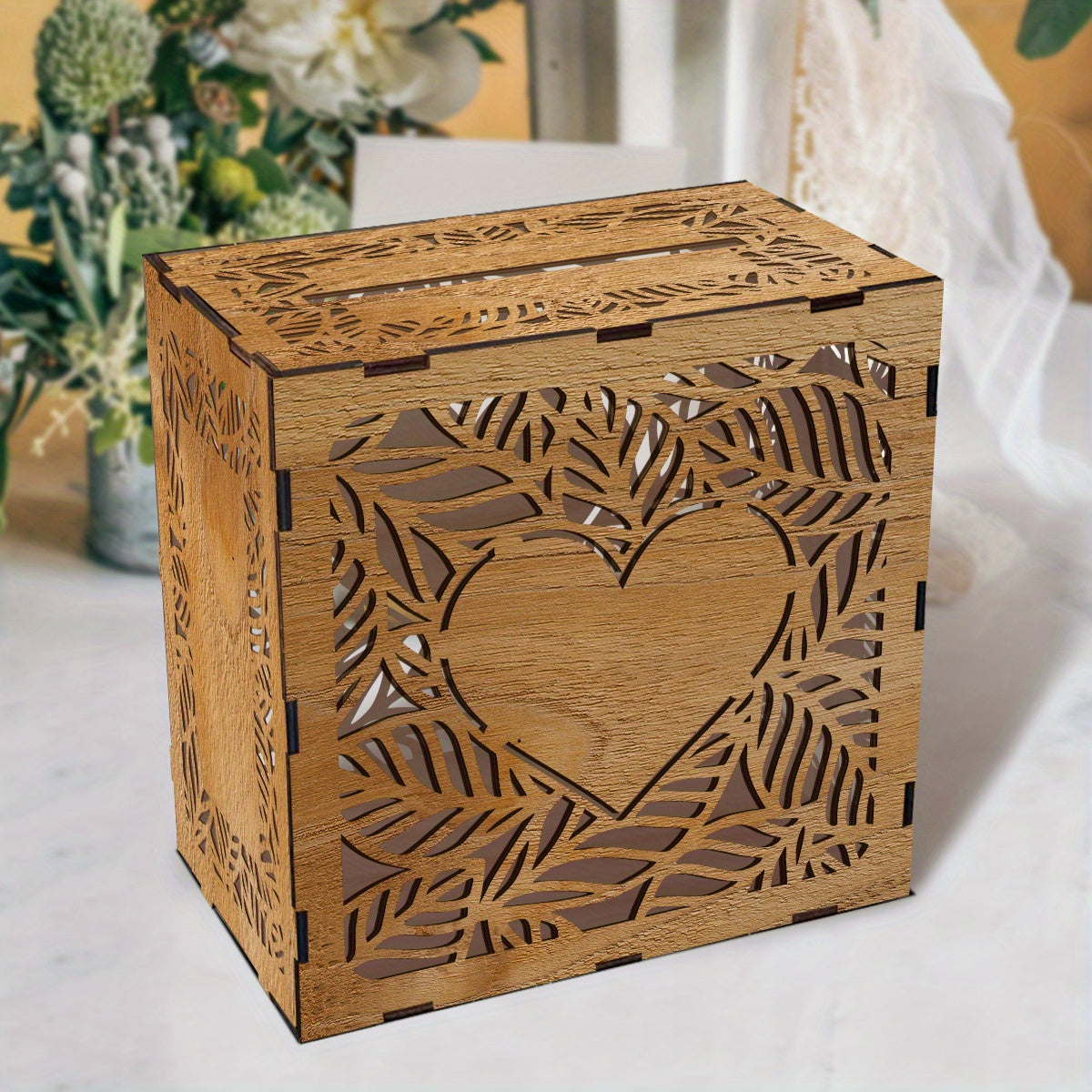 Tirelire urne à cartes en bois ajouré, motif cœur et feuillage