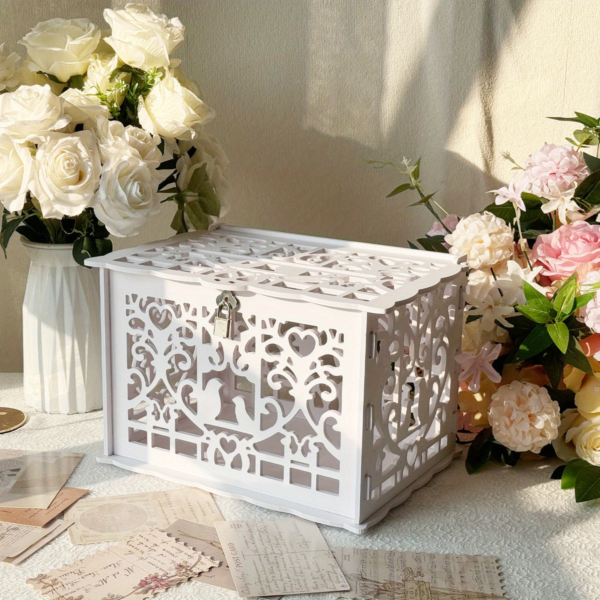 Tirelire urne de mariage en PVC blanc ajouré avec cadenas