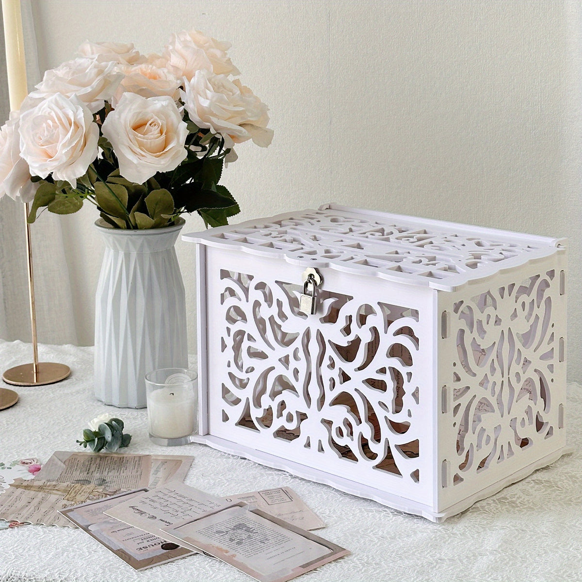 Tirelire urne de mariage en PVC blanc ajouré avec cadenas